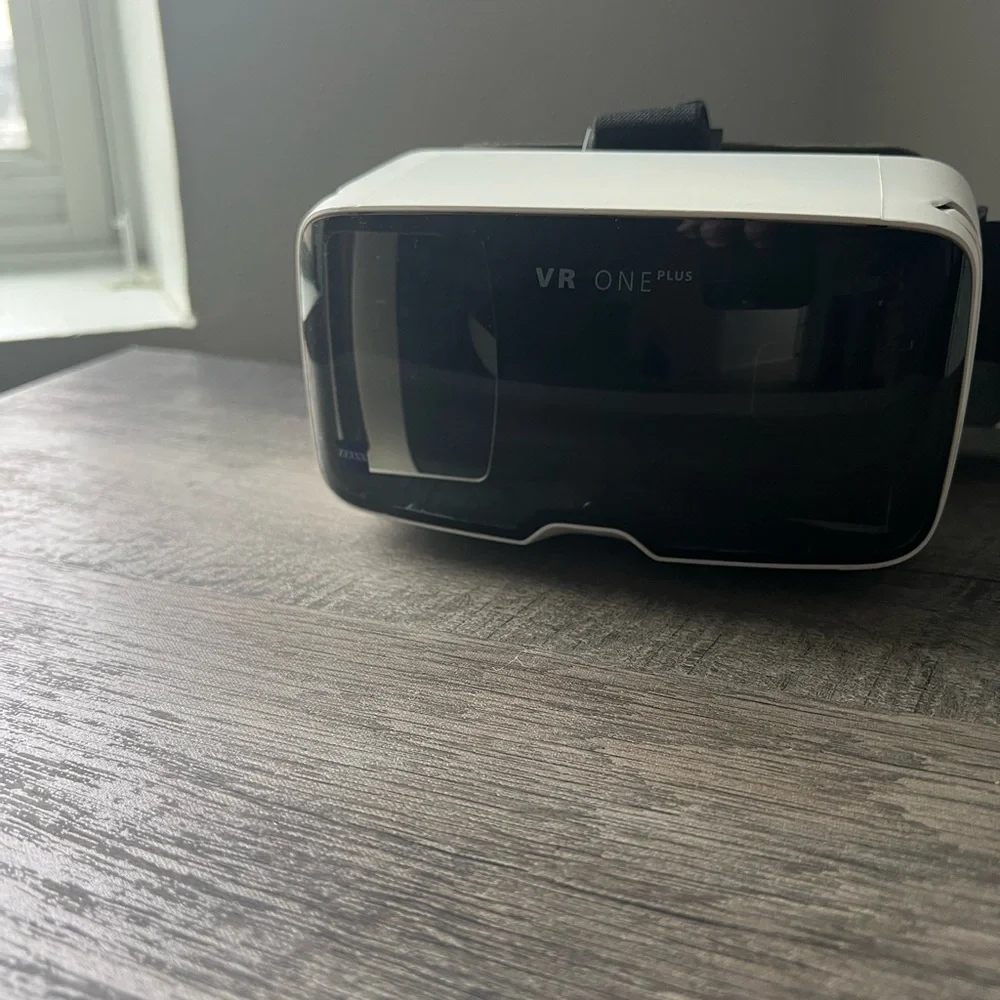 Zeiss VR One Plus virtual reality goggles